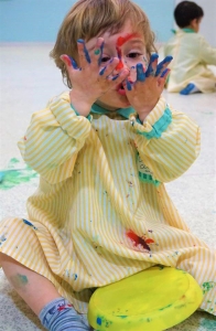 Niño jugando con pintura - Escuela Infantil en Málaga - Con C de Cariño