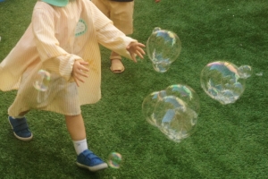 Jugando con burbujas, imagen de galería - Escuela Infantil en Málaga - Con C de Cariño