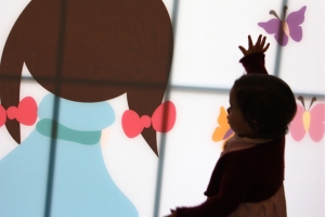 Niña en la ventana, imagen de galería - Escuela Infantil en Málaga - Con C de Cariño