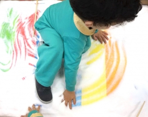 Niño pintado en el suelo - Escuela Infantil en Málaga - Con C de Cariño