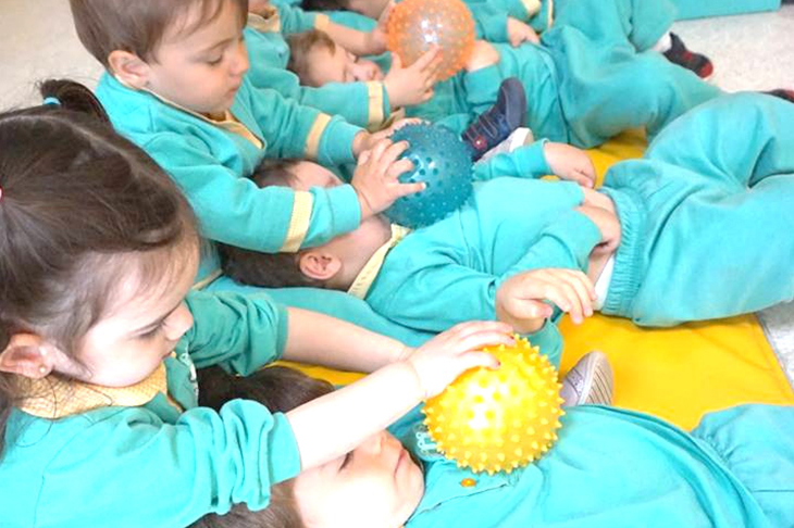 Masaje con pelotas niños - Escuela Infantil en Málaga - Con C de Cariño
